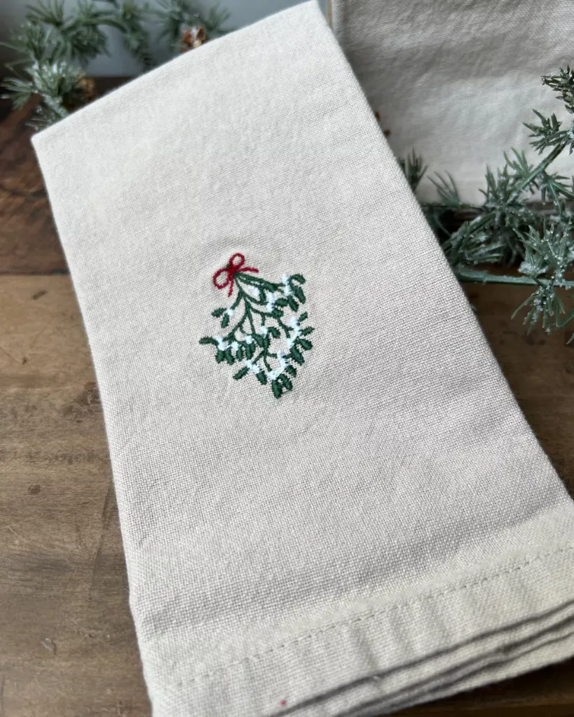 servet-met-geborduurde-mistletoe-linnen-look.webp