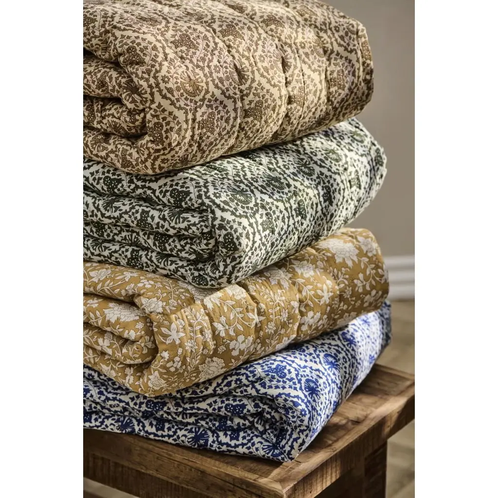 Colcha Annika mostaza con flores blancas