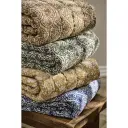 Colcha Annika mostaza con flores blancas