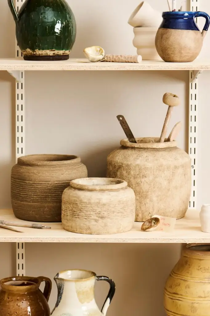 [13123-30] Maceta Atenas con ranuras arena clara