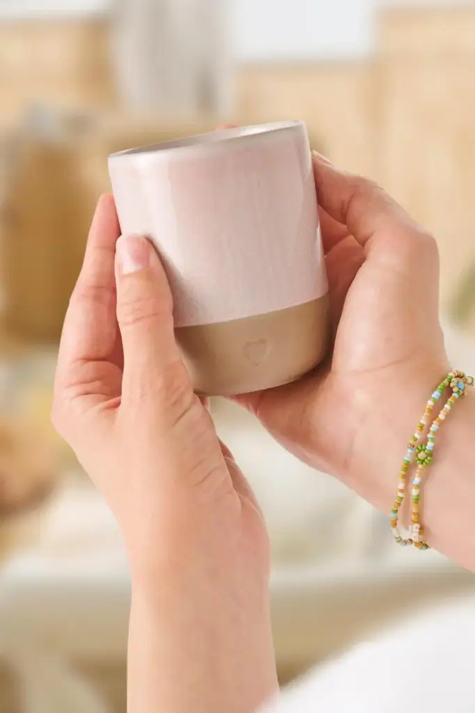 [2467-07] Taza sin asa Corazón arcilla marrón mate con borde rosa claro 190 ml