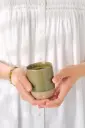 Taza sin asa Corazón arcilla marrón mate con borde verde oliva 190 ml