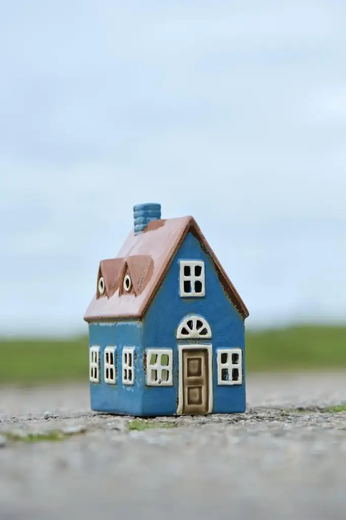 [27657-13] Casa portavela azul puerta marrón