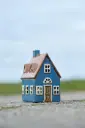 Casa portavela azul puerta marrón