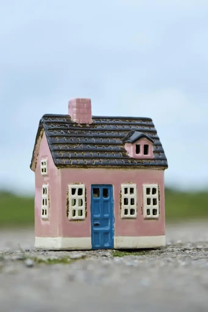 Casa portavela Rosa puerta azul