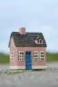 Casa portavela Rosa puerta azul