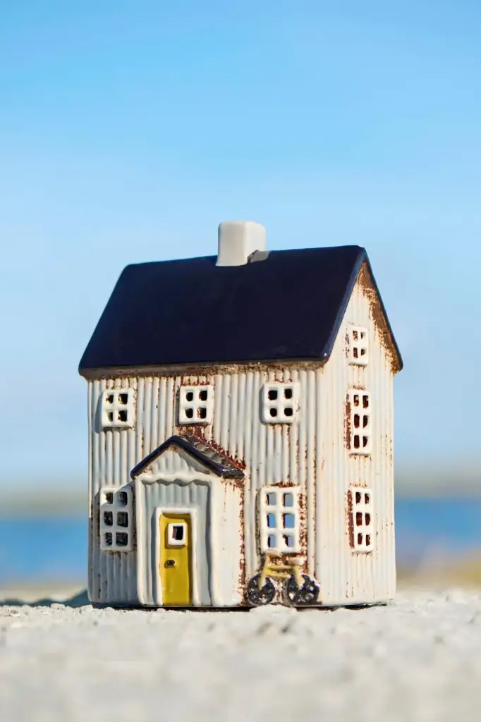 Casa portavela de té Visby, bicicleta delante, techo negro