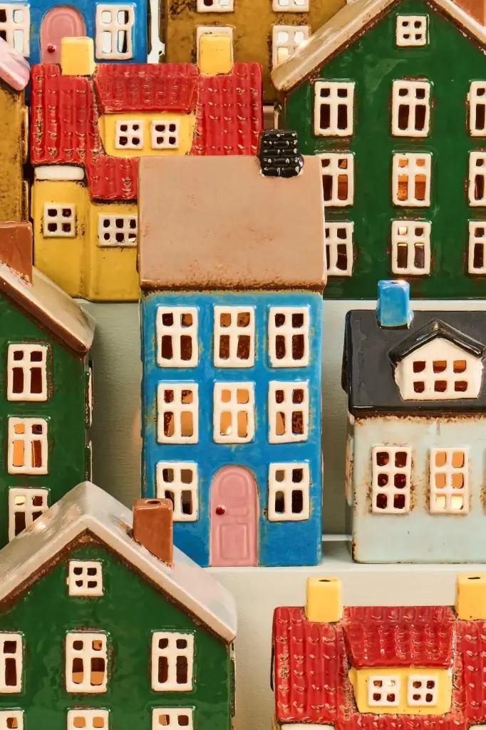 Casa portavela azul con puerta rosa claro