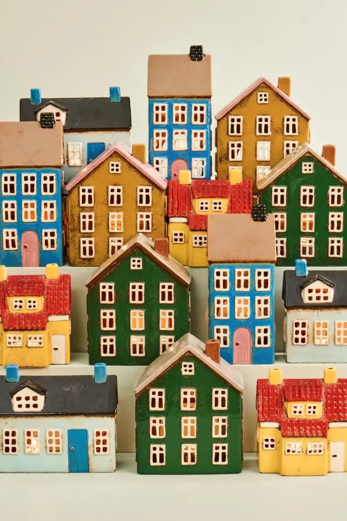 Casa portavela azul cielo con puerta azul