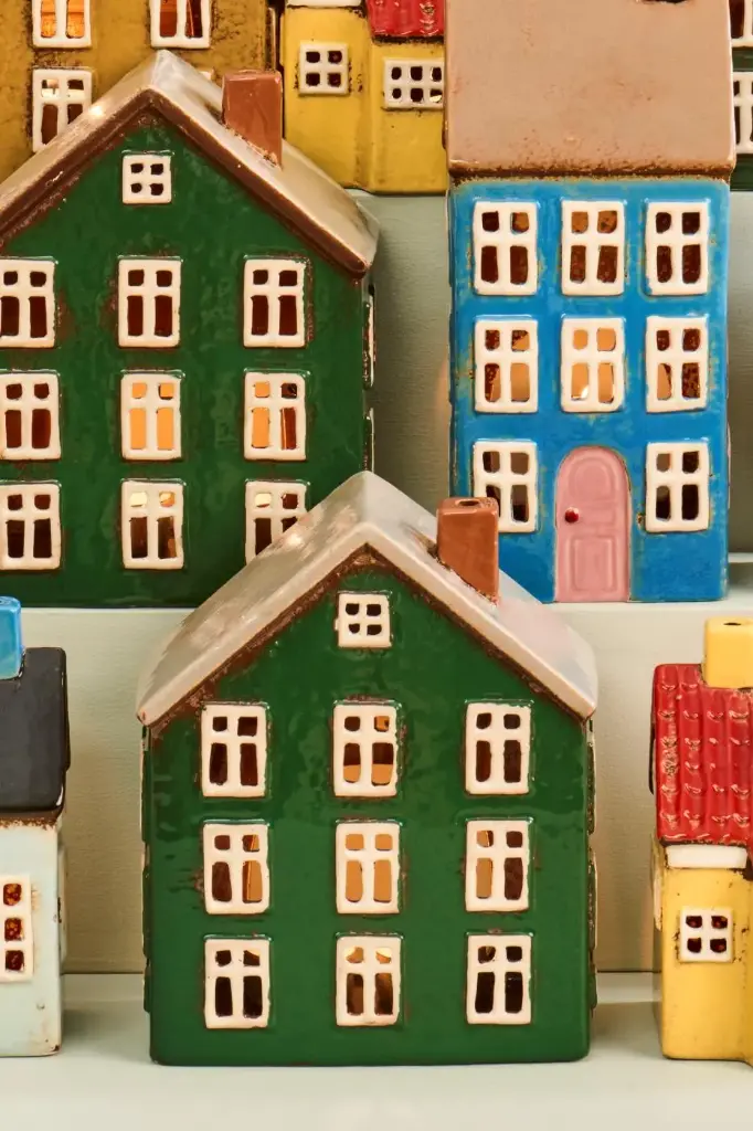 [27692-22] Casa portavela verde con puerta amarilla en el lateral