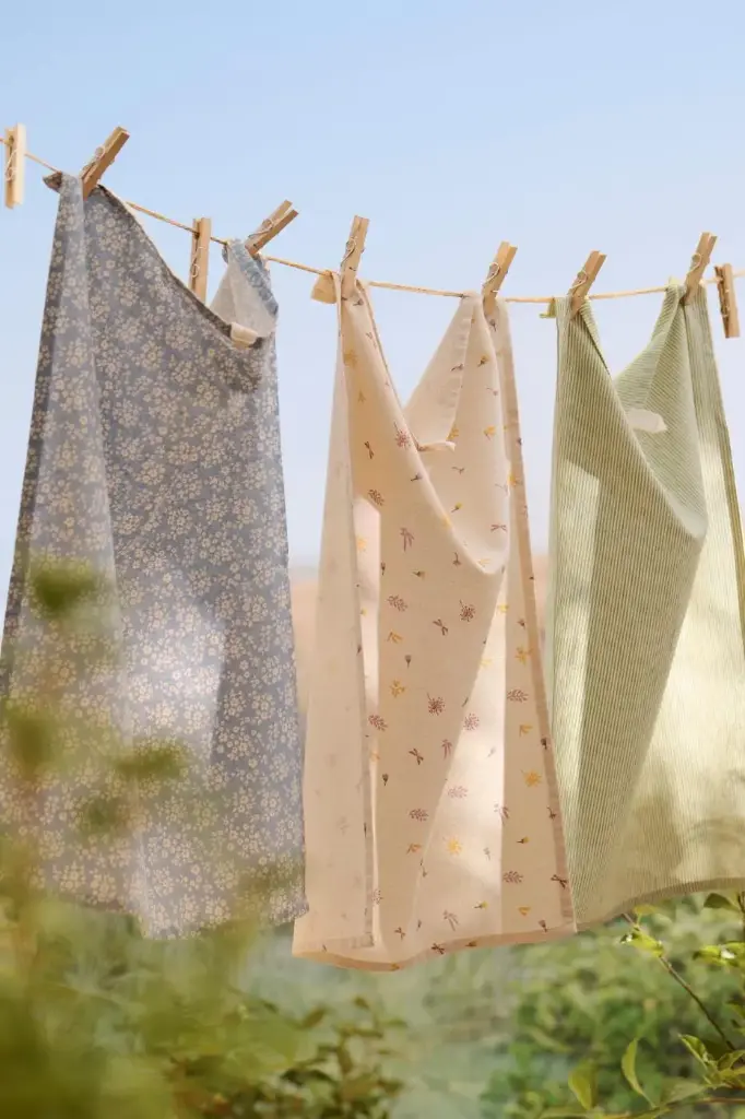 [66250-26] Paño de cocina Agathe azul claro con flores de color natural