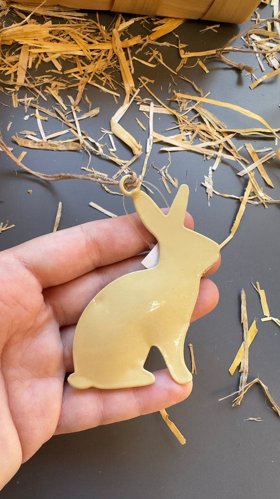 Conejo metal amarillo silueta