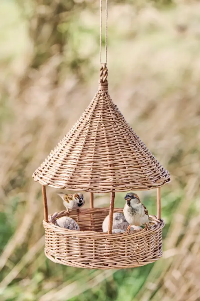 [29034-67] Comedero de mimbre para pájaros colgante
