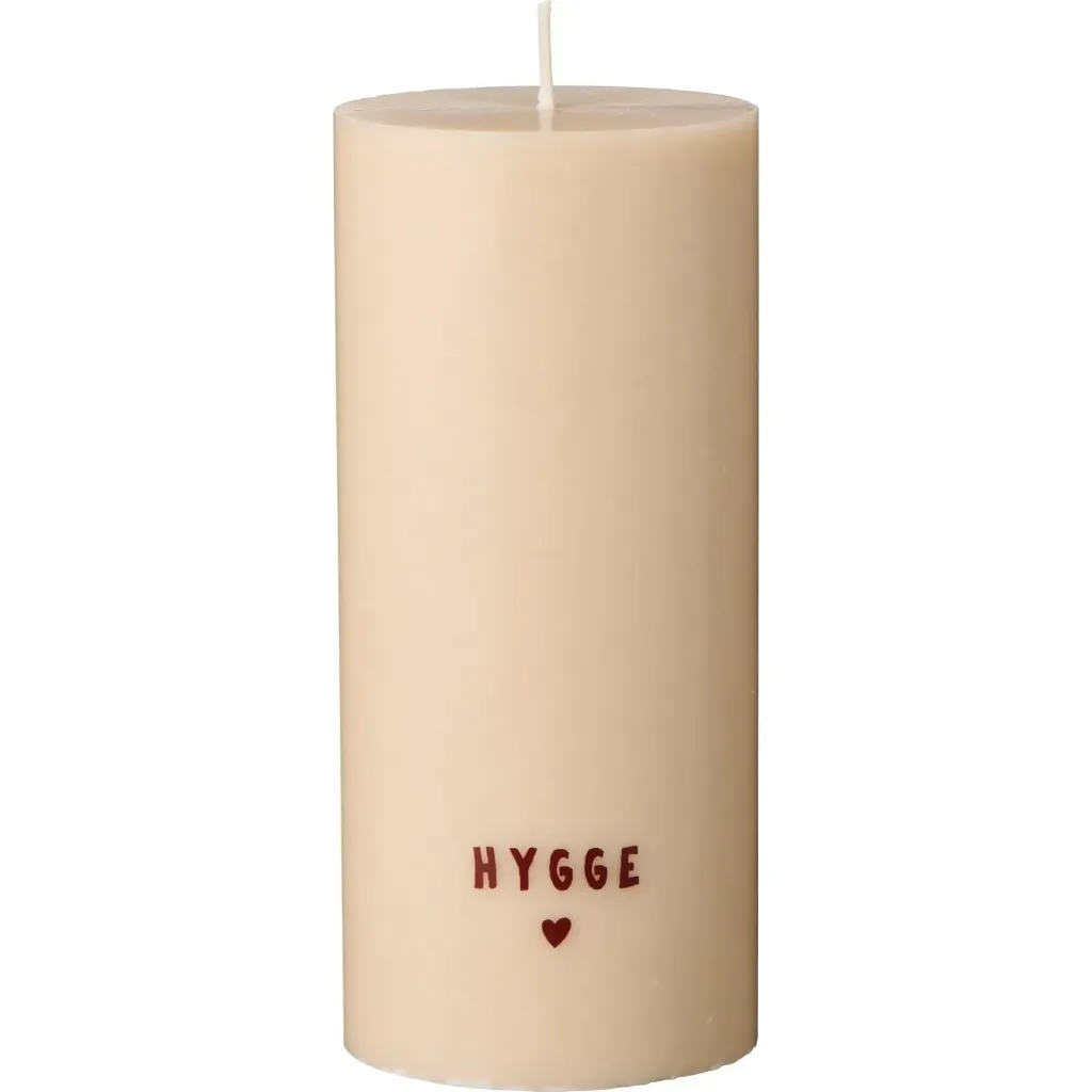 Vela cilíndrica con letras Hygge , etiqueta ecológica Nordic Swan.