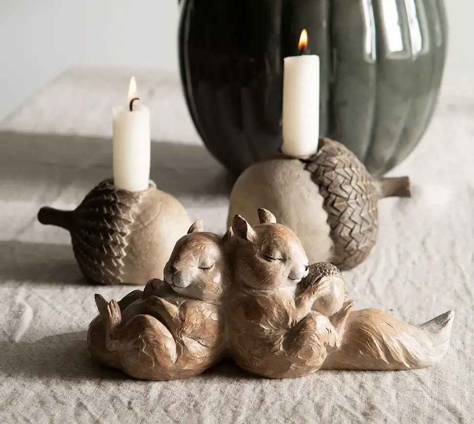 Ardillas con bellotas efecto madera